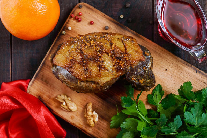 Magret de canard laqué au miel et à la sauce soja, tranché et nappé de sauce