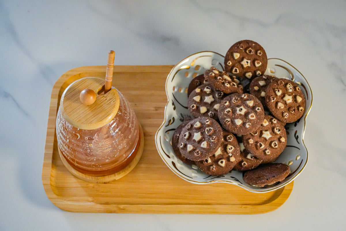 Biscuits aux noisettes et pot de miel sur une table en bois